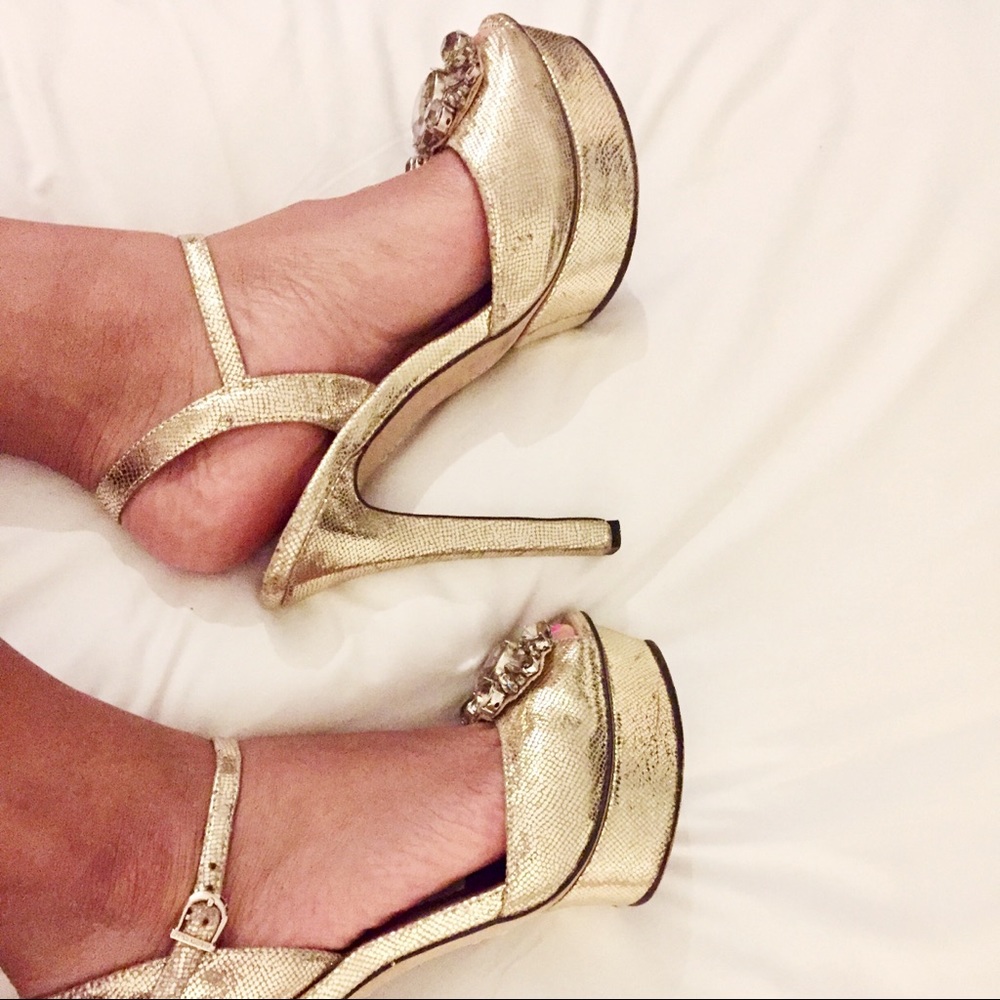 Vince Camuto Gold Platform Size 6.5